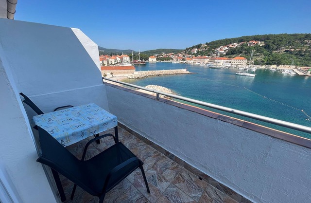One bedroom apartment near beach Jelsa, Hvar (A-22256-c)