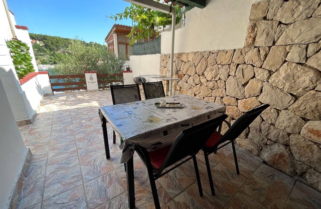 One bedroom apartment near beach Jelsa, Hvar (A-22256-e)