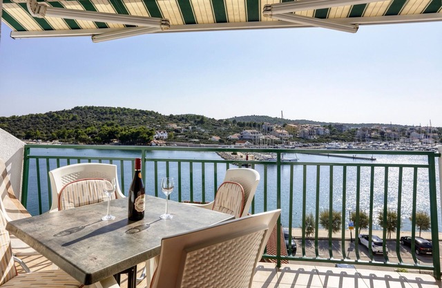 One bedroom apartment near beach Jezera, Murter (A-796-e)