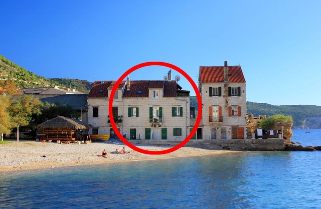 One bedroom apartment near beach Komiža, Vis (A-8533-a)