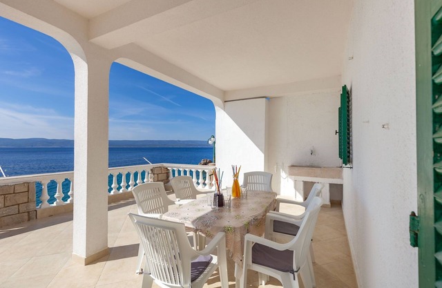 One bedroom apartment near beach Pisak, Omiš (A-1001-d)
