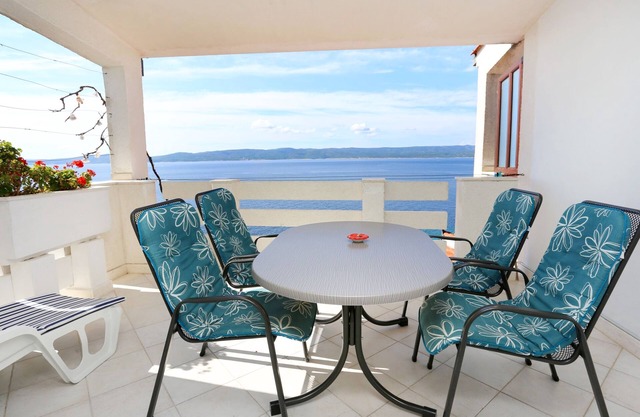 One bedroom apartment near beach Pisak, Omiš (A-1014-d)