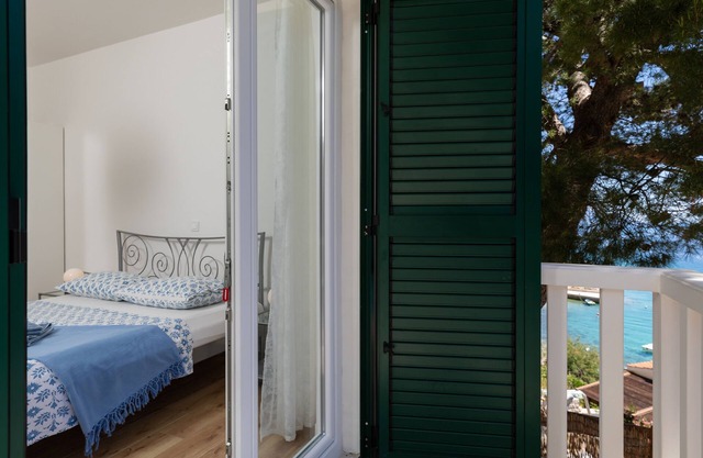 One bedroom apartment near beach Mimice, Omiš (A-2736-c)