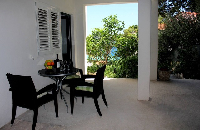 One bedroom apartment near beach Mimice, Omiš (A-2774-d)