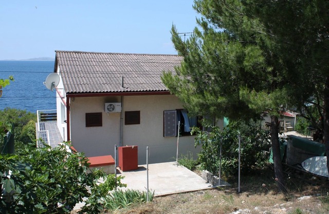 One bedroom apartment near beach Murter (A-5125-b)