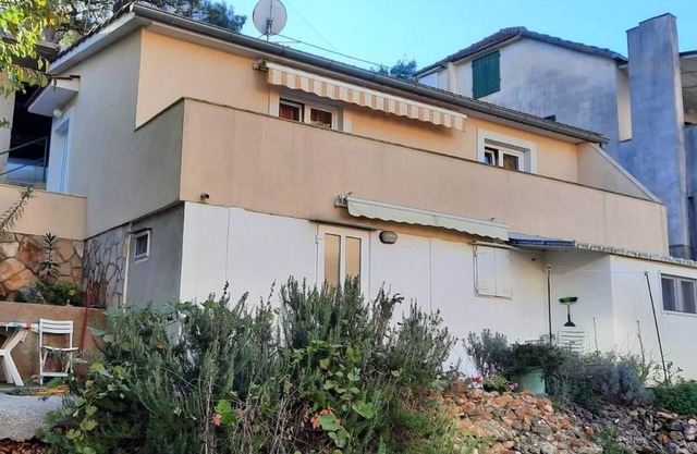 One bedroom apartment near beach Basina, Hvar (A-9673-a)
