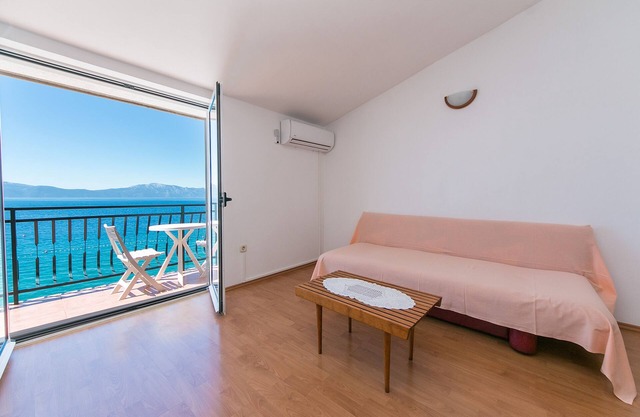 One bedroom apartment near beach Brist, Makarska (A-15465-a)