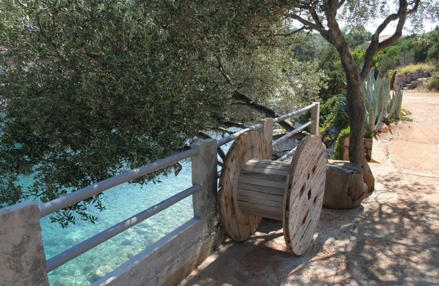 One bedroom apartment near beach Cove Zarace (Gdinj), Hvar (A-4598-d)