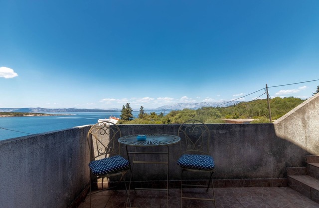One bedroom apartment near beach Cove Pokrivenik, Hvar (A-4604-e)