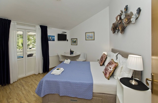 One bedroom apartment near beach Hvar (A-10430-a)