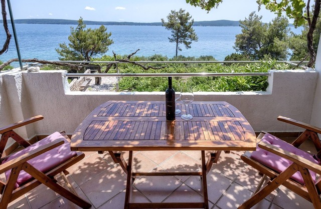 One bedroom apartment near beach Zavala, Hvar (A-2061-b)