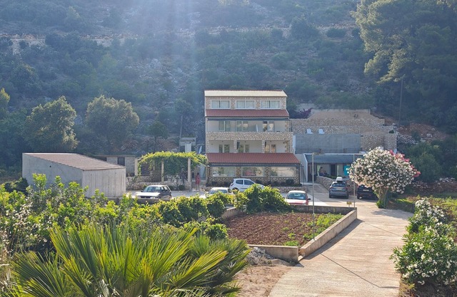One bedroom apartment near beach Cove Prapratna - Prapatna, Hvar (A-5704-d)