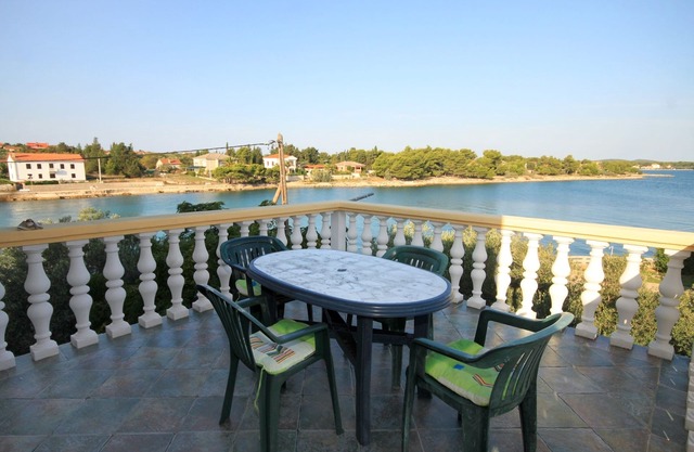One bedroom apartment near beach Ugljan (A-846-c)
