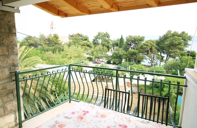 One bedroom apartment near beach Bol, Brač (A-13413-e)