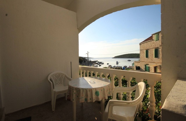 One bedroom apartment near beach Rukavac, Vis (A-1154-a)