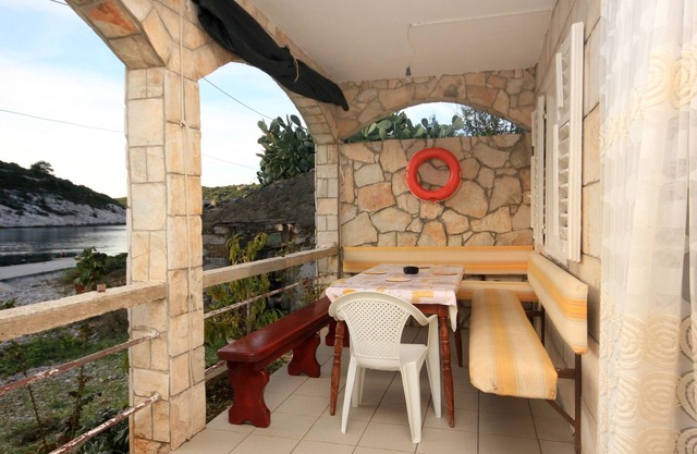One bedroom apartment near beach Cove Rogačić, Vis (A-2460-b)