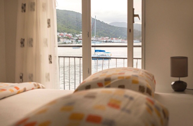 One bedroom apartment near beach Vis (A-8525-a)