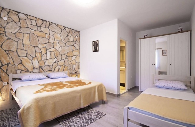 One bedroom apartment near beach Milna, Vis (A-8917-a)