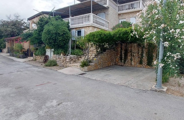 One bedroom apartment near beach Milna, Vis (A-8917-c)