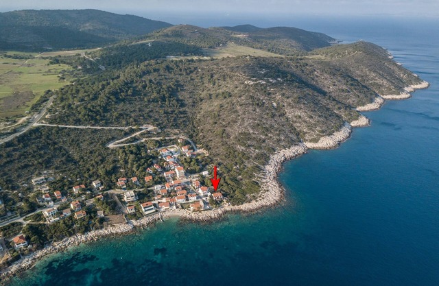 One bedroom apartment near beach Milna, Vis (A-8946-a)