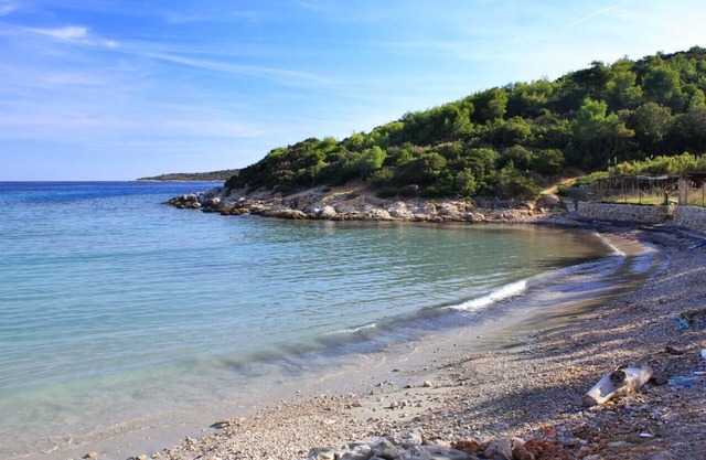 One bedroom apartment near beach Milna, Vis (A-8946-b)
