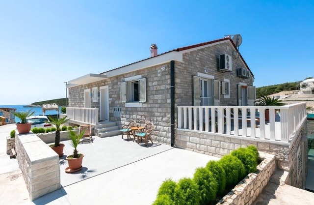 One bedroom apartment near beach Rukavac, Vis (A-15352-b)