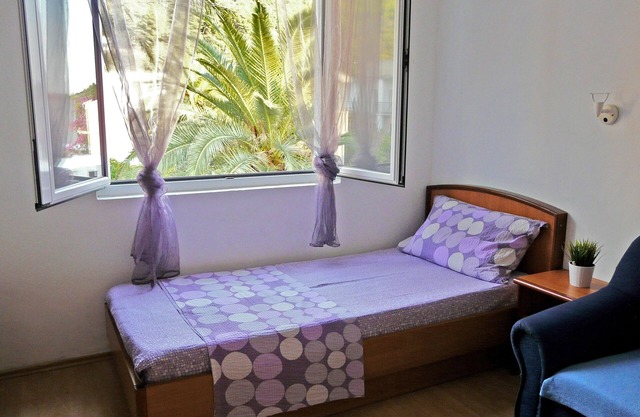 One bedroom apartment with balcony and sea view Drvenik Donja vala, Makarska (A-6756-a)