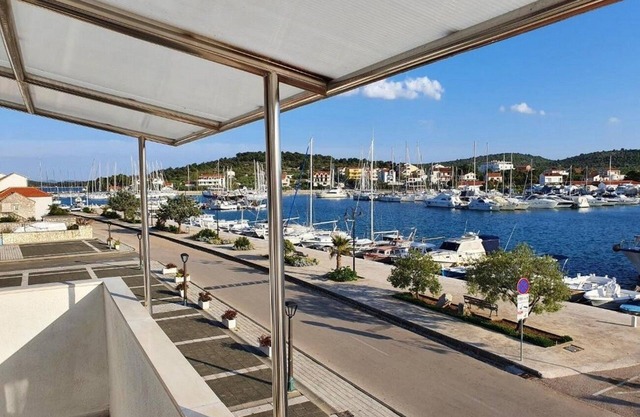 One bedroom apartment with balcony and sea view Jezera, Murter (A-21908-a)