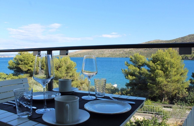 One bedroom apartment with terrace and sea view Poljica, Trogir (A-11934-a)