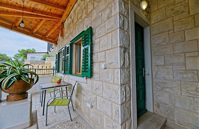 One bedroom apartment with terrace and sea view Postira, Brač (A-2913-b)
