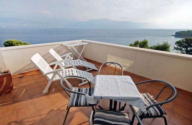 One bedroom apartment with terrace and sea view Postira, Brač (A-3244-a)