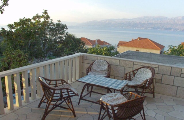 One bedroom apartment with balcony and sea view Postira, Brač (A-740-b)