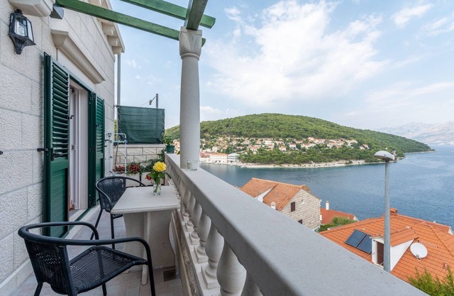 One bedroom apartment with balcony and sea view Pučišća, Brač (A-5625-a)
