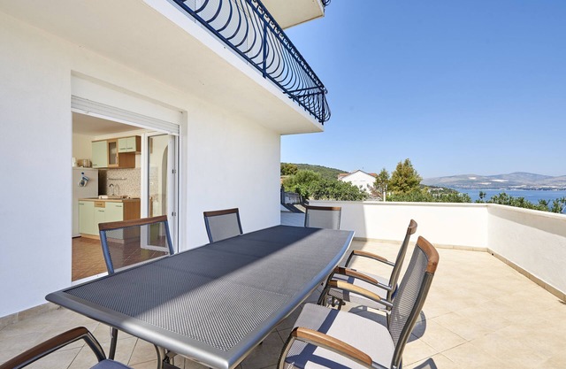 One bedroom apartment with terrace and sea view Slatine, Čiovo (A-15504-b)