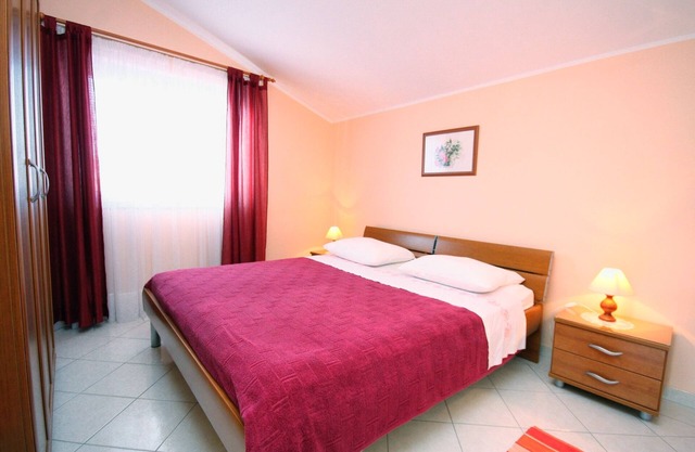 One bedroom apartment with terrace and sea view Vinišće, Trogir (A-5229-a)