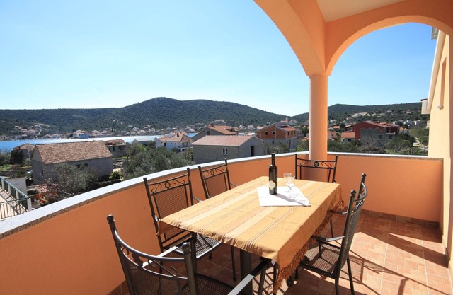 One bedroom apartment with terrace and sea view Vinišće, Trogir (A-8660-a)