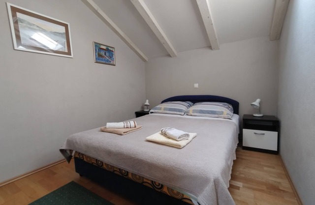 One bedroom apartment with terrace and sea view Vinišće, Trogir (A-11003-a)