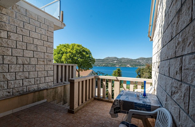 One bedroom apartment with terrace and sea view Tri Žala, Korčula (A-9317-a)