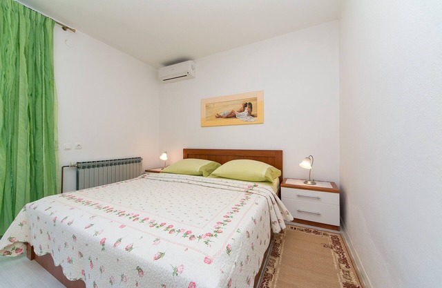 One bedroom apartment with balcony and sea view Brela, Makarska (A-2717-d)