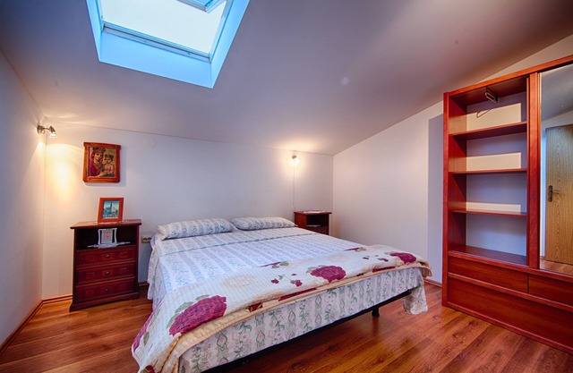 One bedroom apartment with air-conditioning Komiža, Vis (A-2450-b)