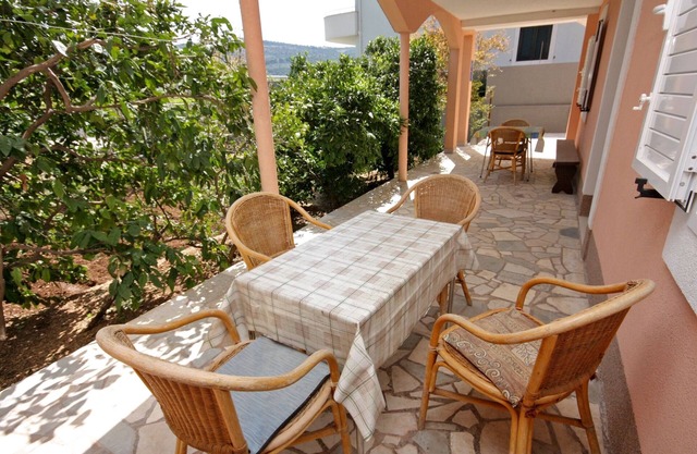 One bedroom apartment with terrace Marina, Trogir (A-6116-a)