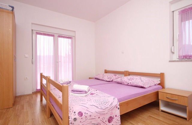 One bedroom apartment with terrace and sea view Poljica, Trogir (A-10010-b)