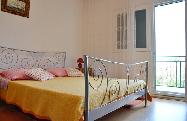 One bedroom apartment with terrace and sea view Poljica, Trogir (A-12653-b)