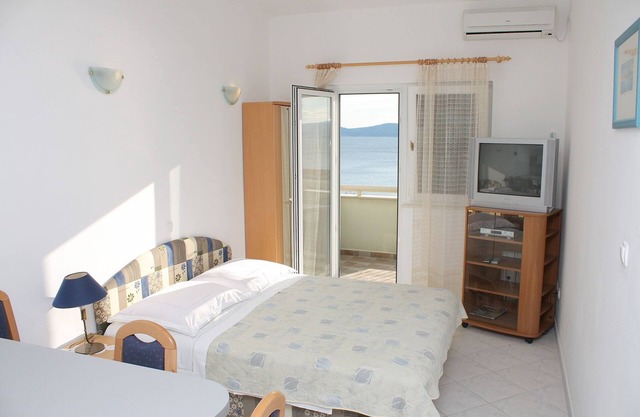 One bedroom apartment with terrace and sea view Pisak, Omiš (A-4815-c)
