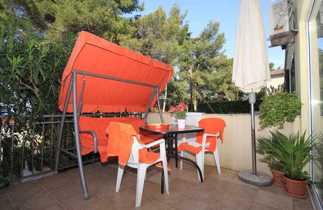 One bedroom apartment with terrace and sea view Jelsa, Hvar (A-8751-a)