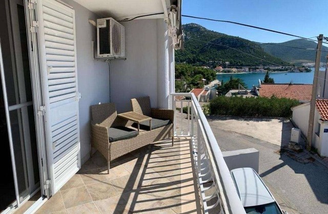 One bedroom apartment with balcony and sea view Klek, Neretva Delta - Ušće Neretve (A-23139-b)