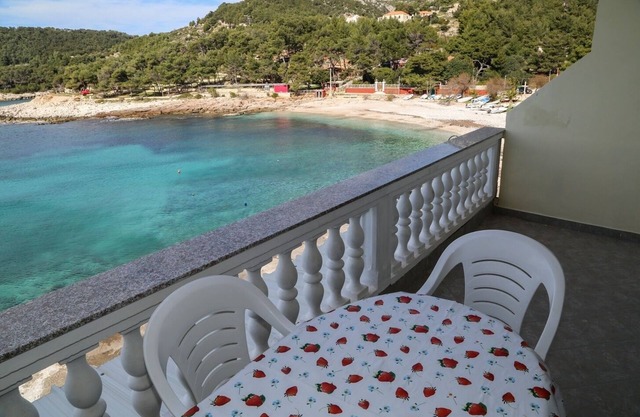 One bedroom apartment with terrace and sea view Milna, Hvar (A-12244-a)