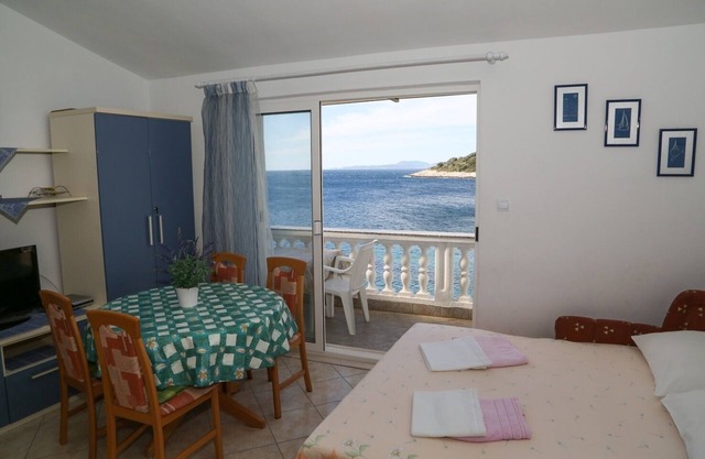 One bedroom apartment with terrace and sea view Milna, Hvar (A-12244-b)