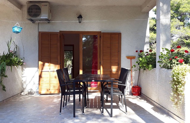 One bedroom apartment with terrace Cove Blaca, Mljet (A-10416-a)