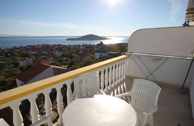 One bedroom apartment with terrace and sea view Preko, Ugljan (A-8417-b)